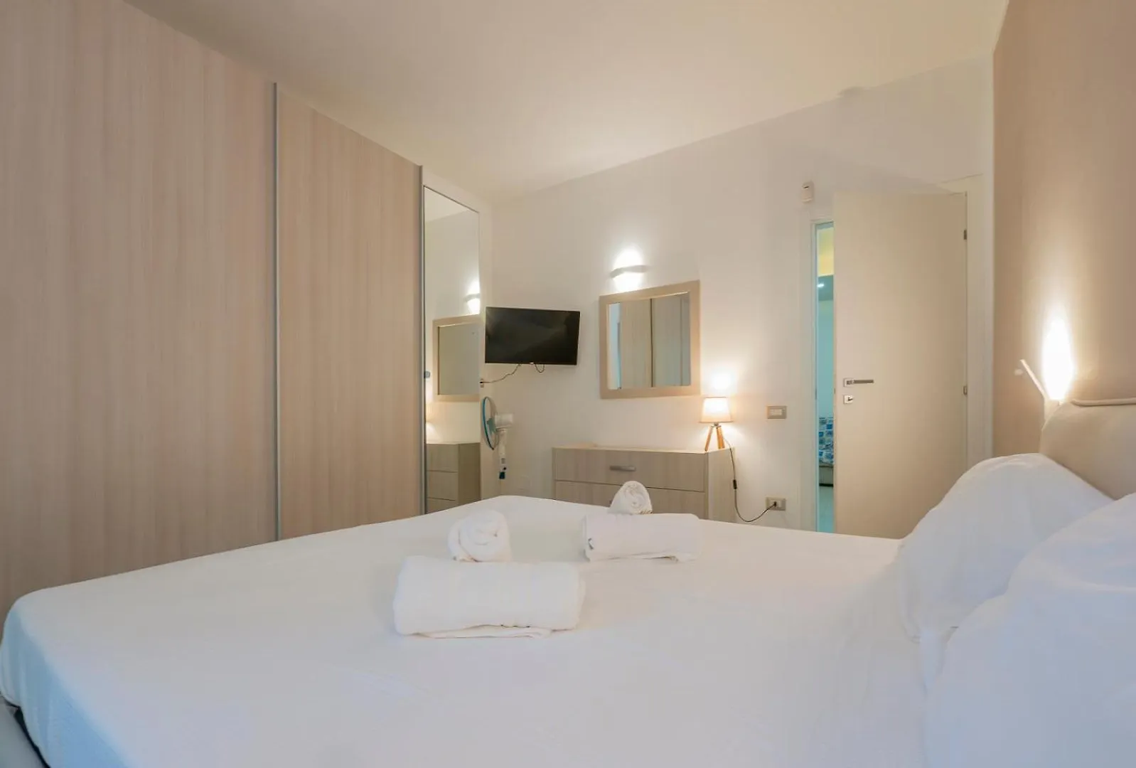 I Host Apartment - Della Torre 9 Milan 0*,  Italy