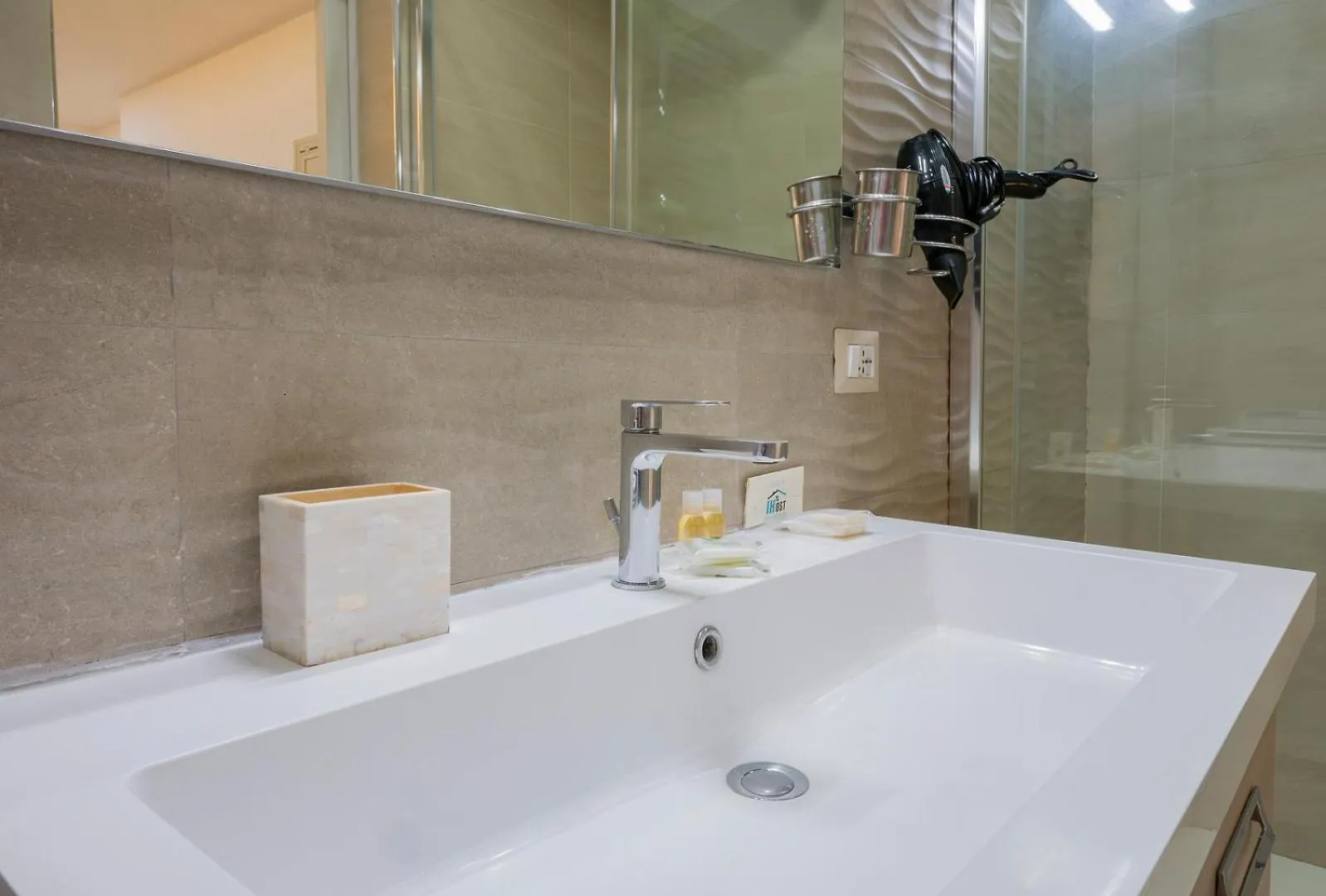 I Host Apartment - Della Torre 9 Milan 0*,